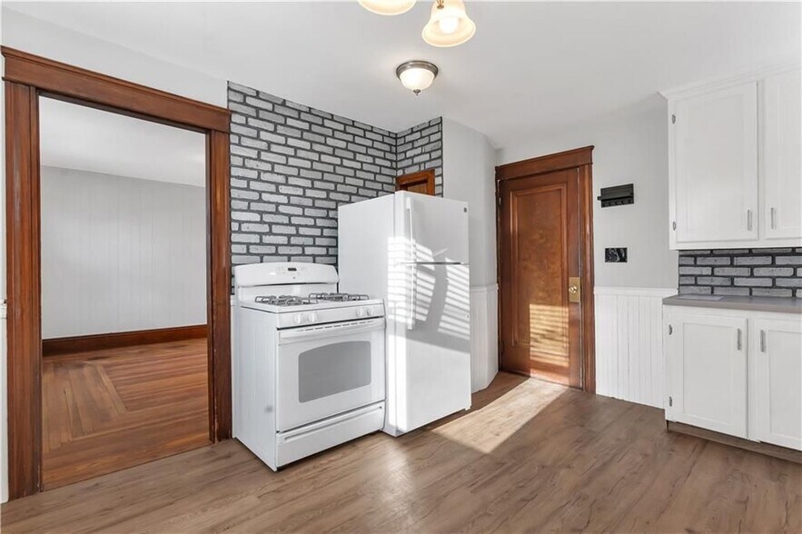 Building Photo - 19 Sherwood Ave