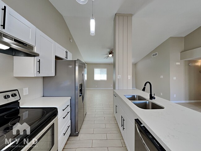 Building Photo - 830 W Mohawk Ln