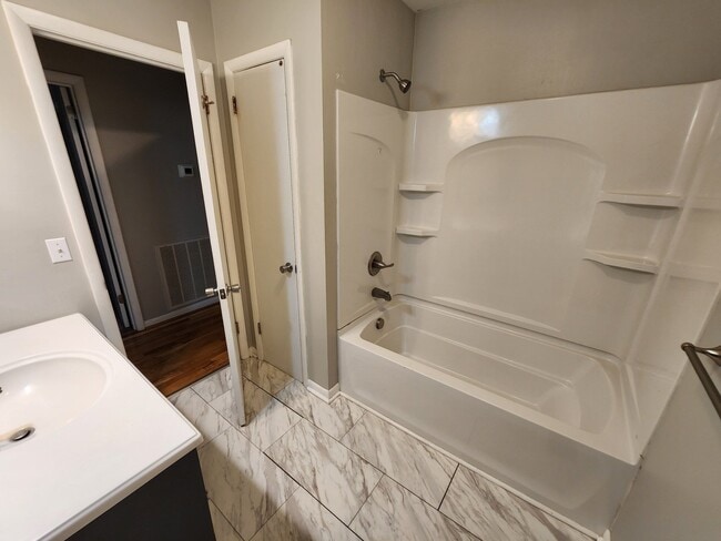 Building Photo - COMING SOON... Spacious 3R/1.5BA in Wilson...