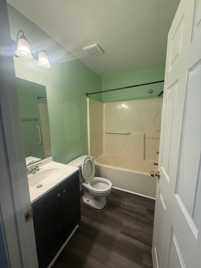 Building Photo - 2 Bed 2 Bath Home Near Cherry Park