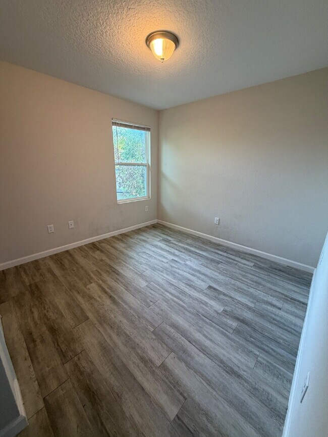 Building Photo - 3 bedroom 2.5 bath home with 1 car garage