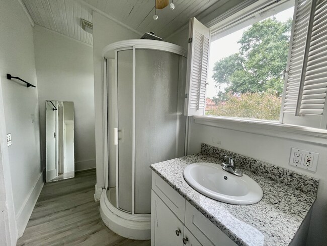 Building Photo - AVAILABLE JUNE 2026 Stunning 3 bed/2 bath ...