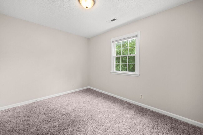 Building Photo - Move-In Specials Available! Single-Family in Oak Grove, KY!