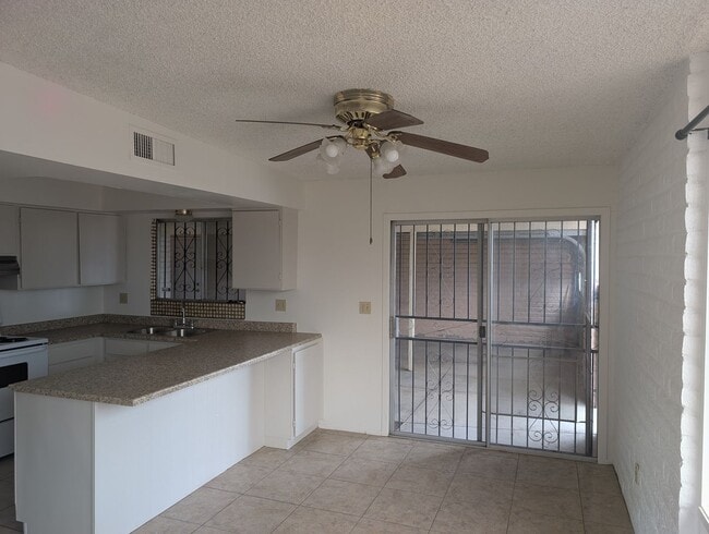 Building Photo - Comfortable West Side Rental