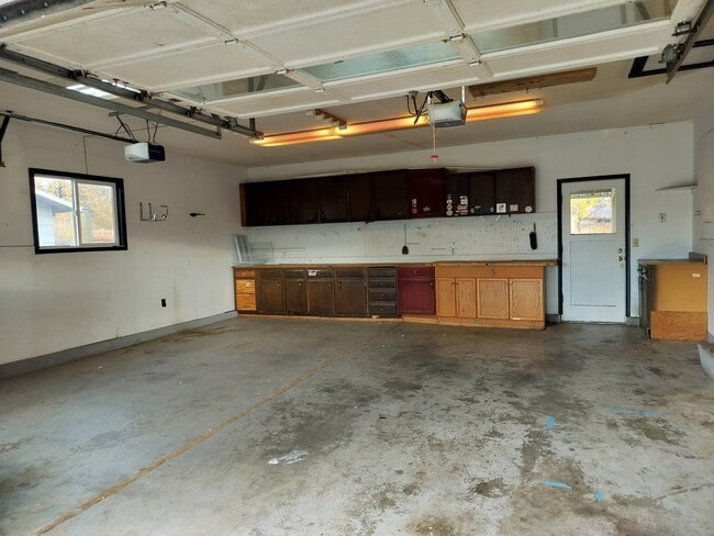 Building Photo - 130 NW Carrie Cir