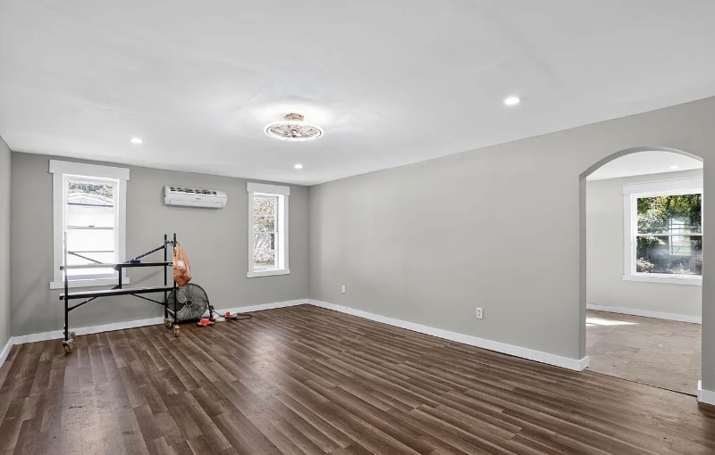 Building Photo - 306 7th St E