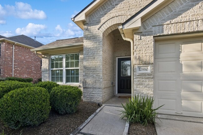 Building Photo - 17910 Royal Gate Ln