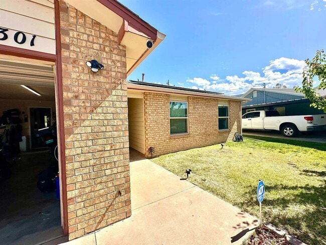 Building Photo - Welcome to this 3 BD, 2 Bth home situated on a corner lot!!