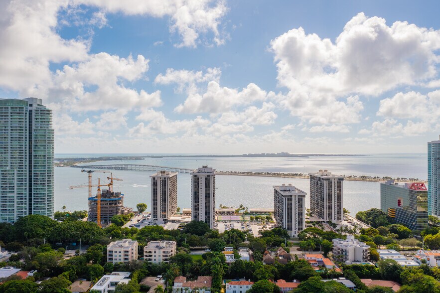 Building Photo - 1925 Brickell Ave