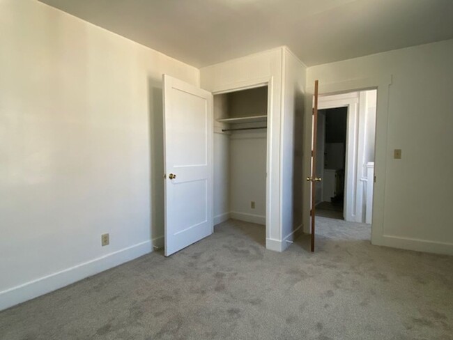 Building Photo - 2 Bedroom 1 Bathroom Unit Available in Urb...