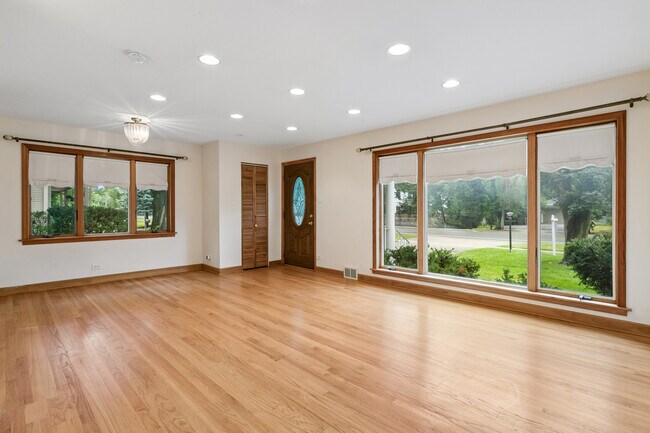 Building Photo - 648 Shermer Rd