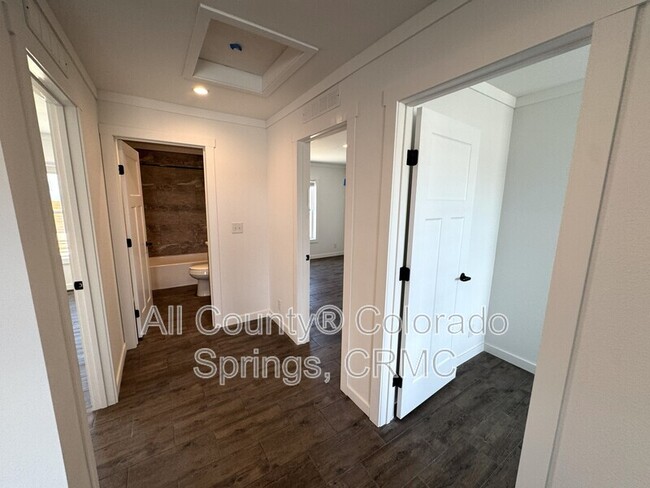 Building Photo - 690 E Hahns Peak Ave