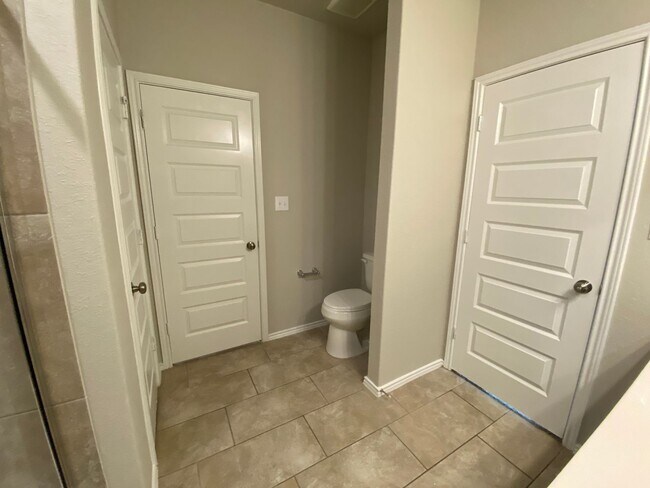 Building Photo - Fabulous 4/2 single story conveniently loc...