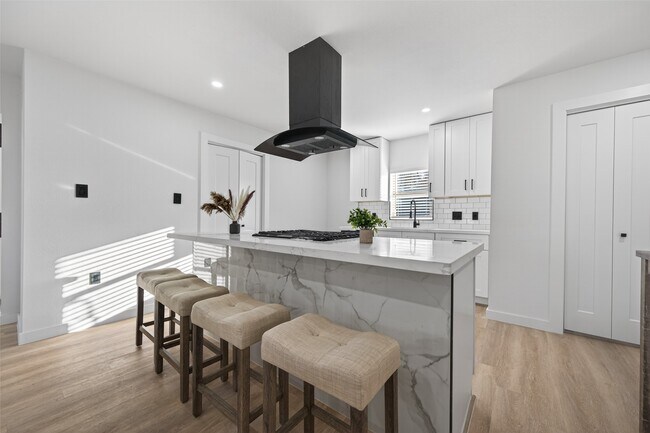 Building Photo - 6621 Jason St