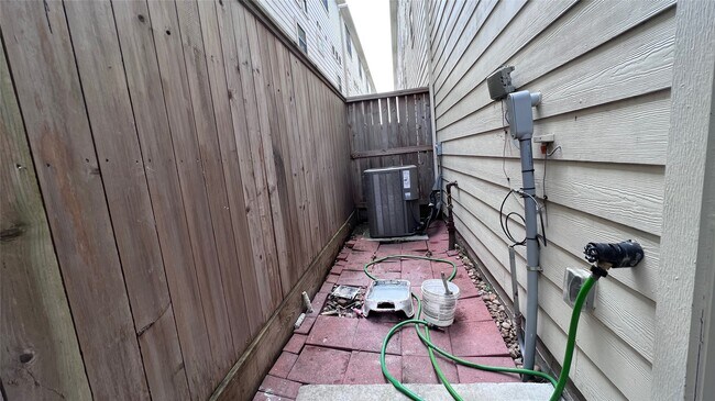 Building Photo - 2710 Hullsmith Dr