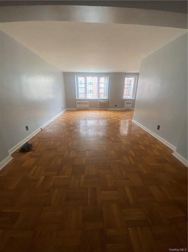 Building Photo - 4 Sadore Ln