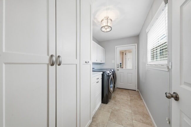 Building Photo - 2502 Hollow Hook Rd