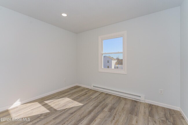 Building Photo - 128 Rockefeller Rd