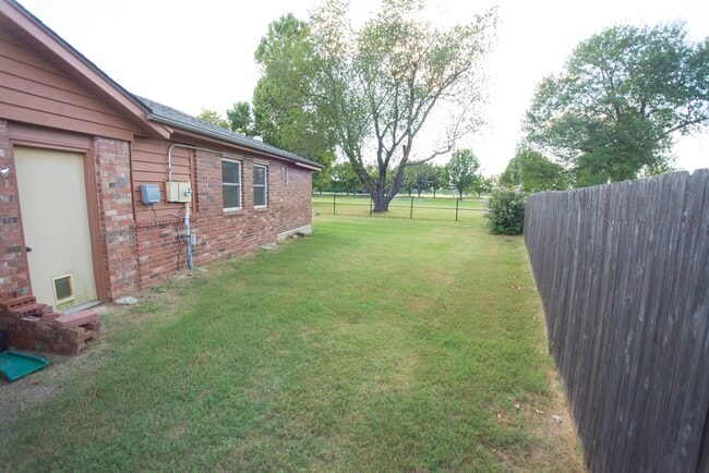 Building Photo - 802 N Juniper St