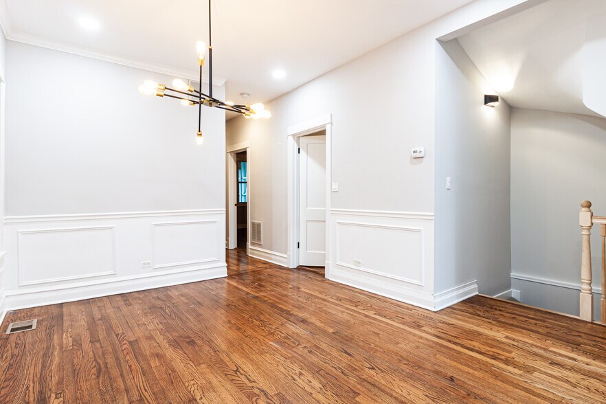 Building Photo - 2509 W Diversey Ave
