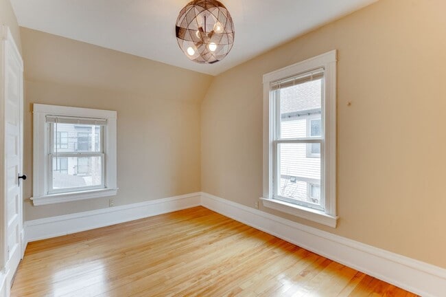 Building Photo - Gorgeous Uptown 4-bed 2-bath Single-Family House w/ Garage + Fenced-In Yard