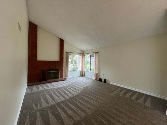 Building Photo - REMODELED + MOVE-IN READY 3+2 w/all applia...
