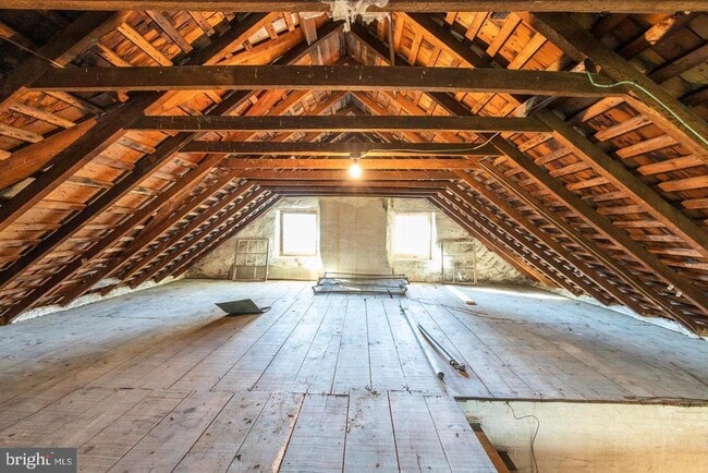 Building Photo - 211 Gale Ln