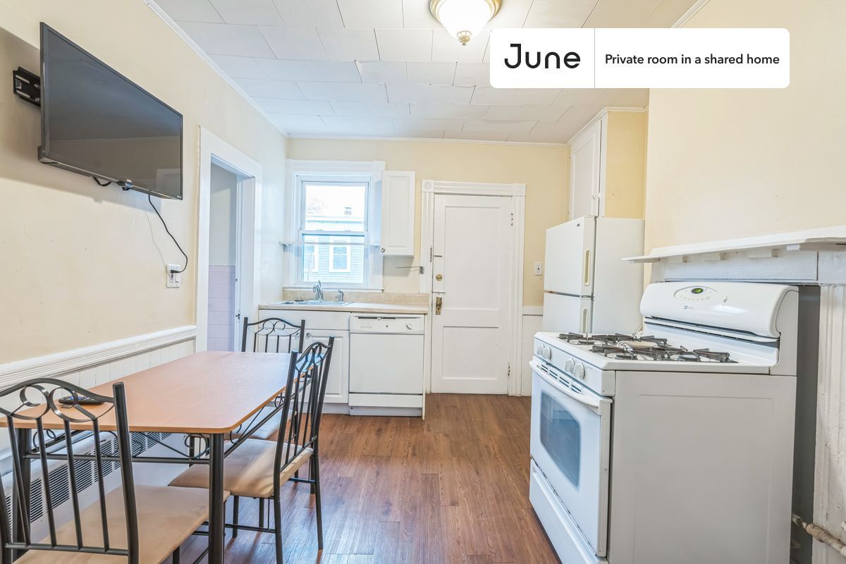 Building Photo - Room in Shared 4 bed/1 bath home