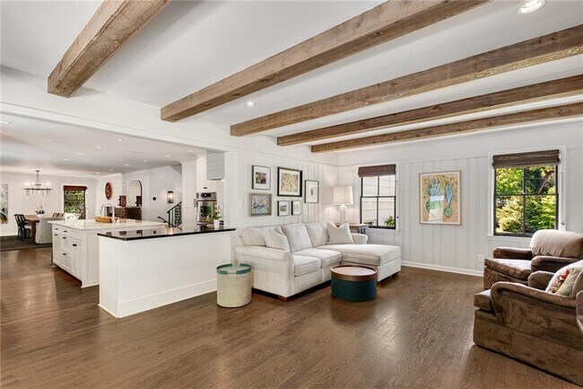 Building Photo - 1100 Kingston Dr NE