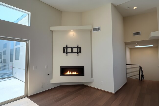 Building Photo - Rare 4-Bedroom Find in Redondo Beach