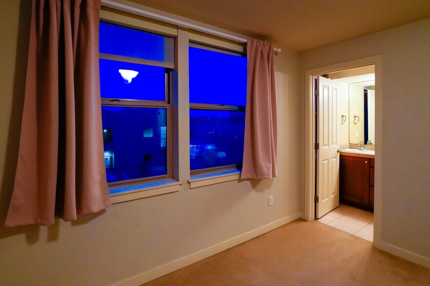 Master Bedroom - 1310 N Lucas Pl