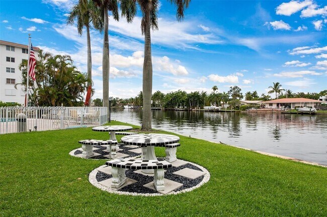 Building Photo - 1881 Middle River Dr