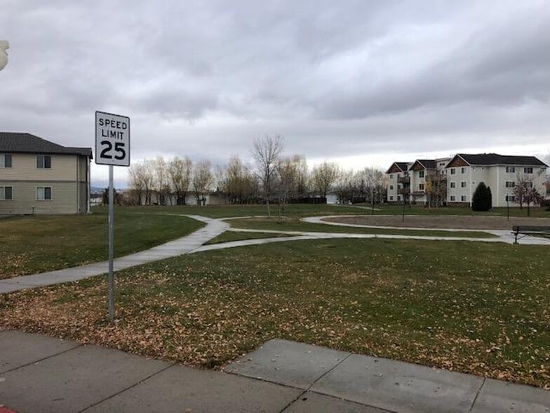 River rock trails and bike path steps away - 468 W Shore Dr