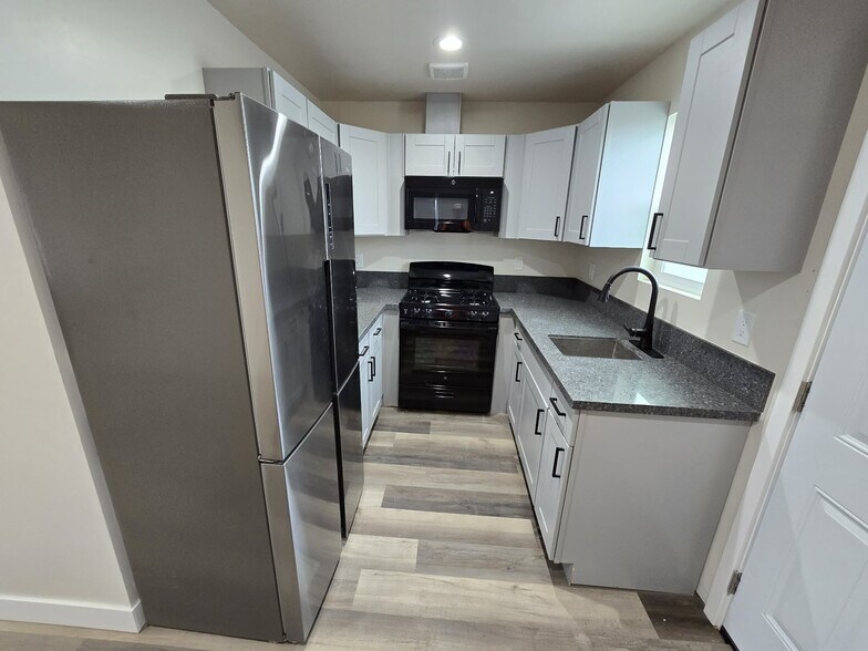 Building Photo - 5307 Santa Margarita St