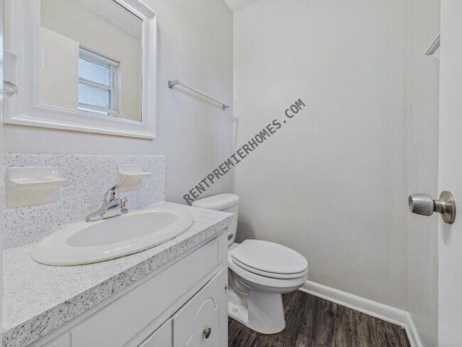 Building Photo - 802 Towering Oaks Dr