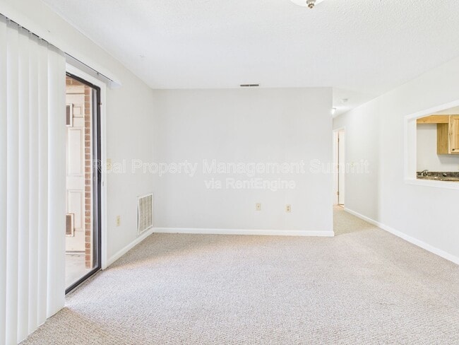 Interior Photo - 325 Campbell St.