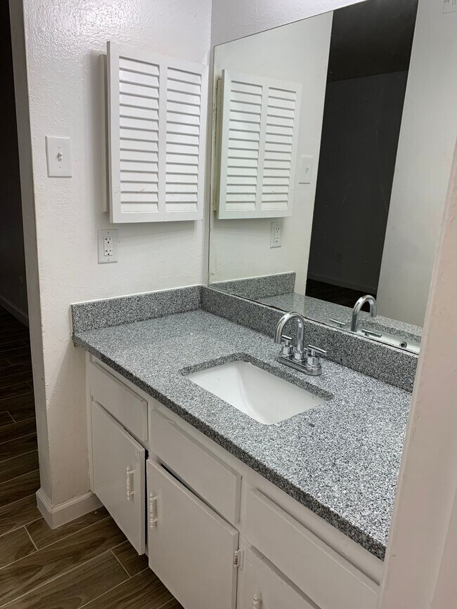 Building Photo - 2 Bedrooms / 2 Baths updated first floor condo