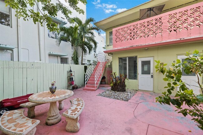 Building Photo - 2822 Pine Tree Dr