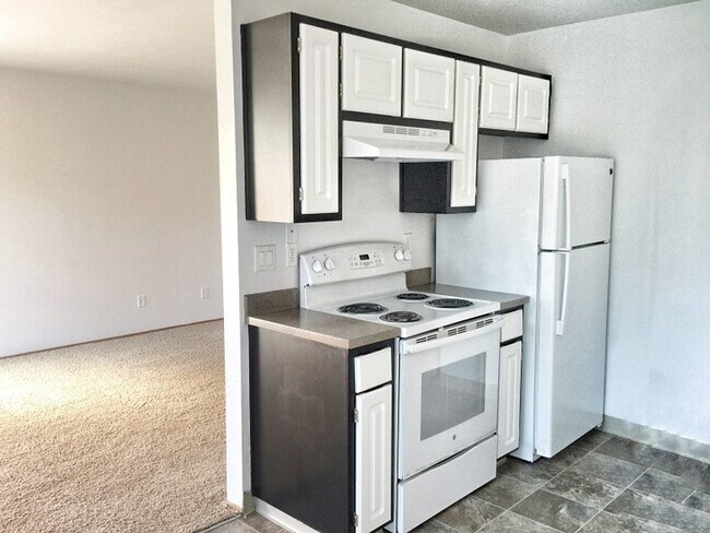 Building Photo - Two Bedroom, One Bath, 2nd Floor - End of Winter Special - Second Month Free!