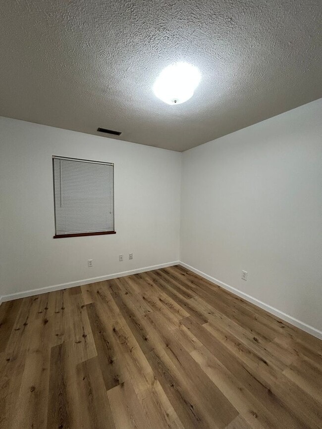 Building Photo - 917 N Clay St