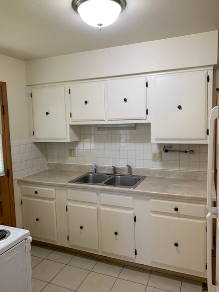 Kitchen - 2537 Parkwood Ave