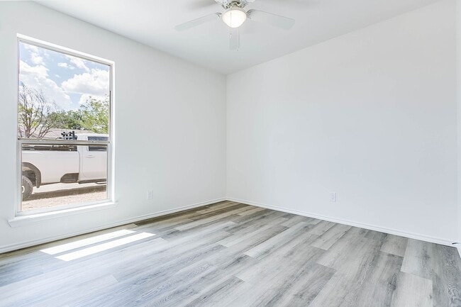 Building Photo - COMING SOON - 2 Bedroom Duplex w/ Modern F...