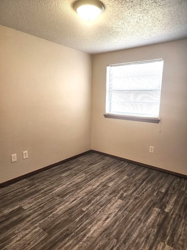 Building Photo - 3 Bed 1.5 Bath 2 Car Garage in Roberts Sou...