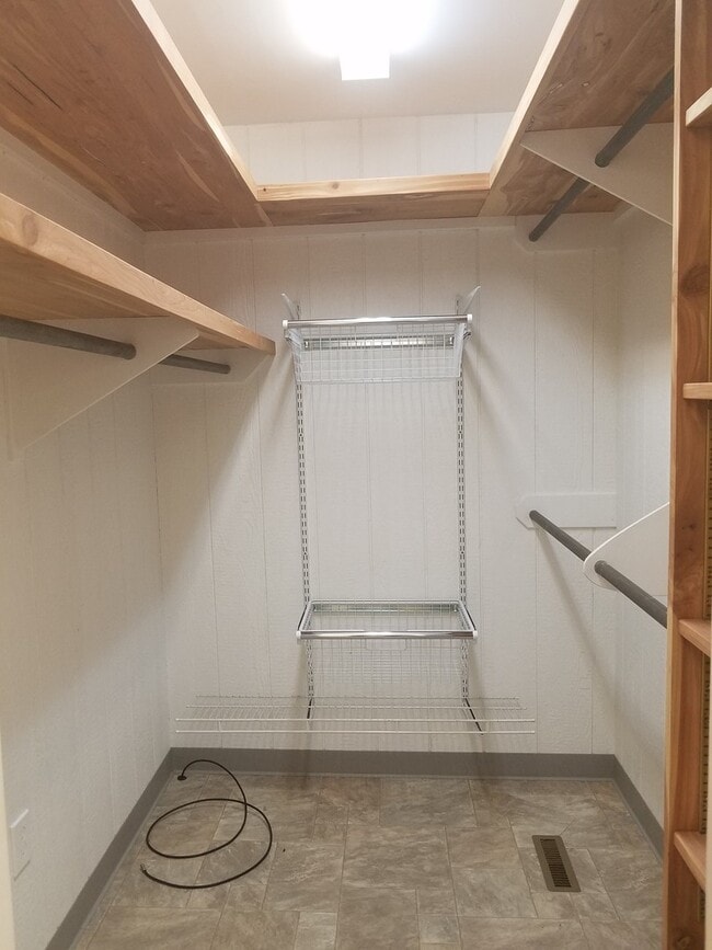 Building Photo - Beautiful Country Cabin