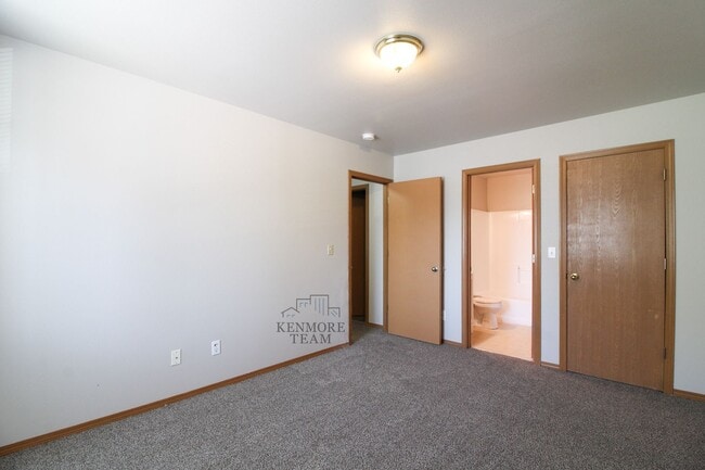 Building Photo - 825 S Elm St