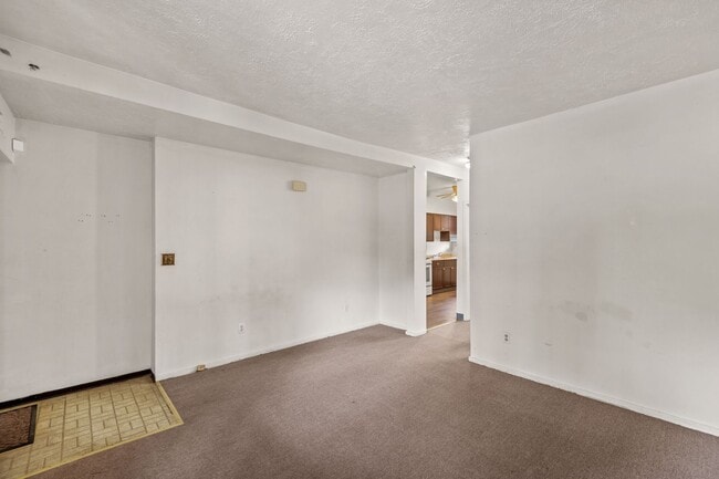 Building Photo - 2232 Woodstock Ave