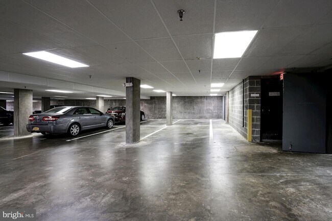 Building Photo - 4950 Brenman Park Dr