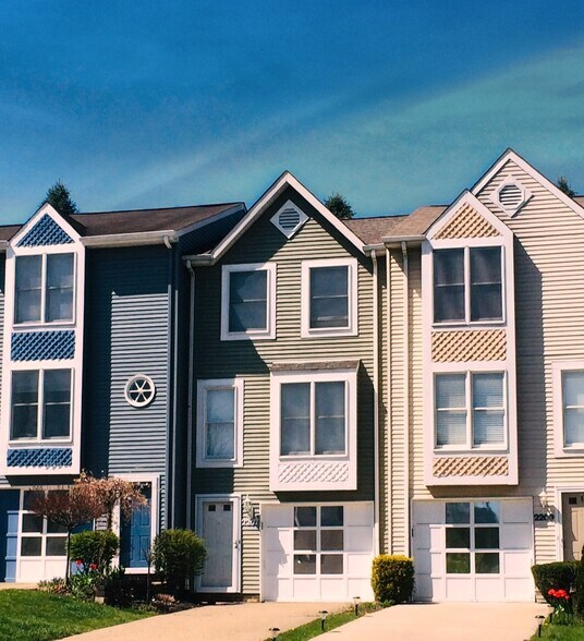 Building Photo - 2207 Hawthorne Drive