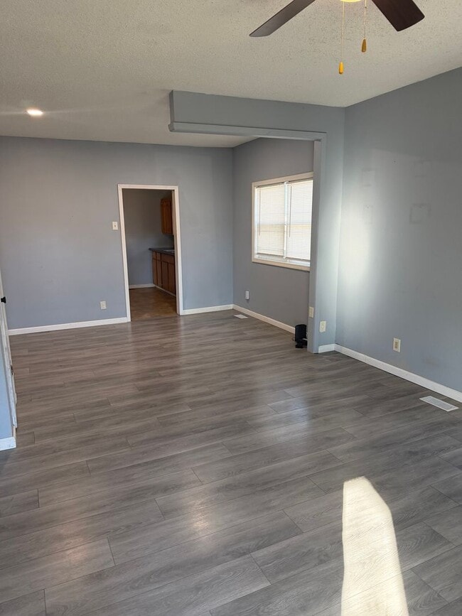 Building Photo - Hutchinson Rental