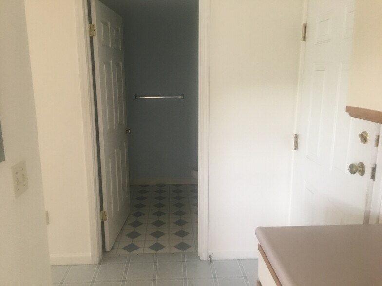 Building Photo - 213 Hildred Dr